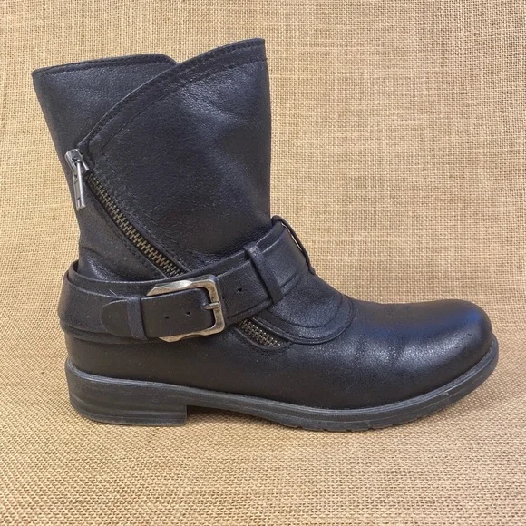 Bear Trap Boots Black  Buckle Side Zip
Women's Size 7 - Picture 6 of 12